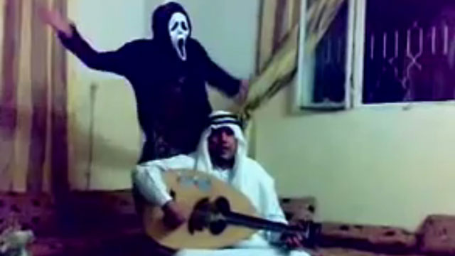 بالفيديو- عازف عود سعودي يتعرض لمقلب مخيف